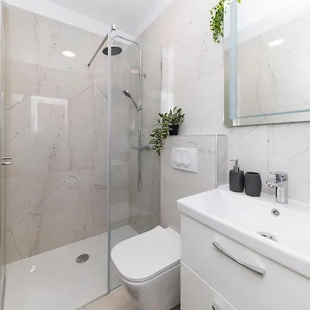 Lejlighed Marianne , Parking Free , 2 Bedroom & 2 Bathroom , Modern & Cozy *