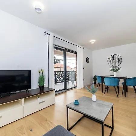 Marianne , Parking Free , 2 Bedroom & 2 Bathroom , Modern & Cozy Apartment