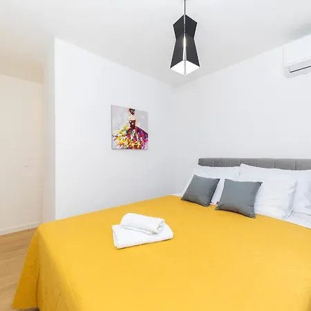 Apartment Marianne , Parking Free , 2 Bedroom & 2 Bathroom , Modern & Cozy *