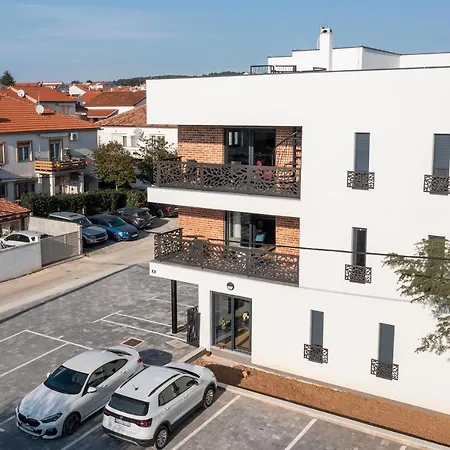 Marianne , Parking Free , 2 Bedroom & 2 Bathroom , Modern & Cozy * 扎达尔